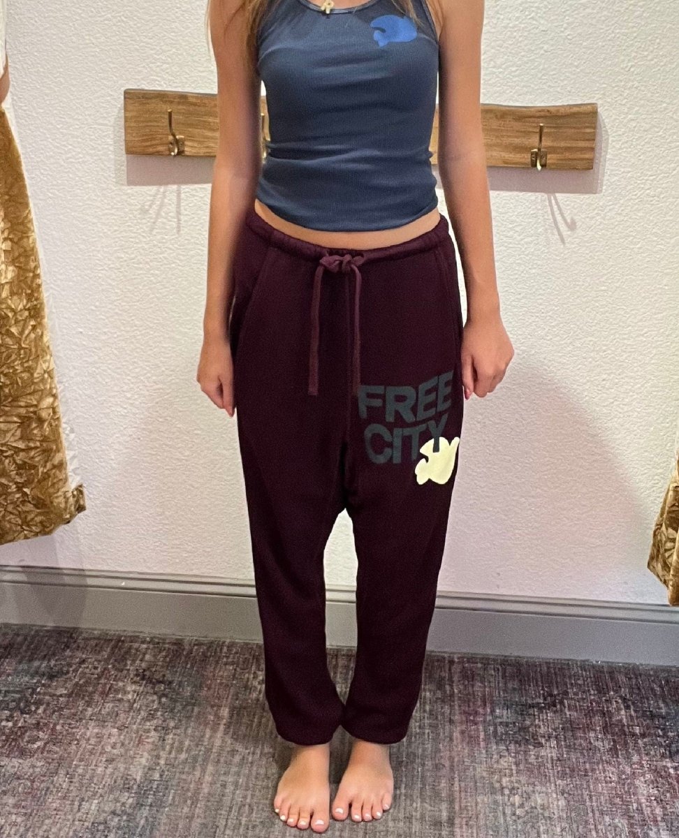 FreeCity SUPERFLUFF Pocket Lux Sweat – Eggplant - PINK ARROWS