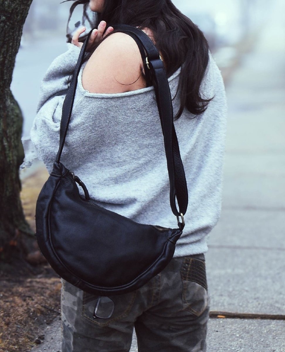 Hug Hobo Bag in Black - PINK ARROWS