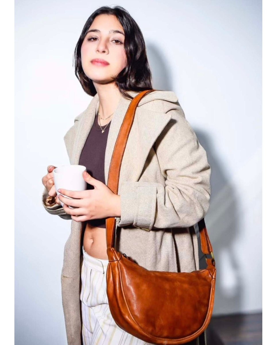 Hug Hobo Bag in Cognac - PINK ARROWS
