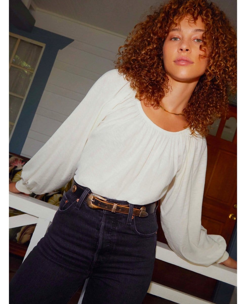 Sloane Elastic Neck Tee Off White - PINK ARROWS