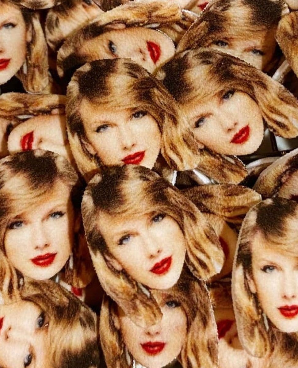 TSwift Stud Earrings - PINK ARROWS