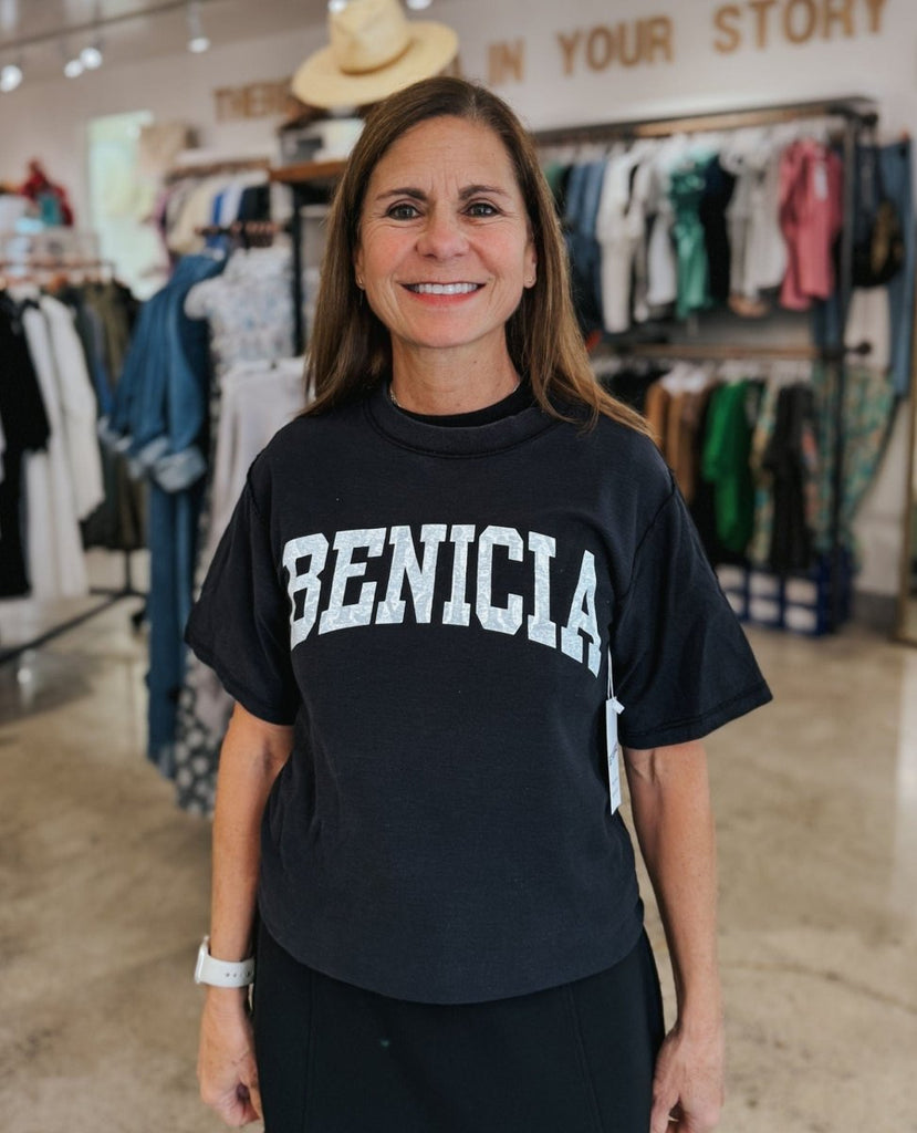 Benicia Varsity Tee Black - PINK ARROWS