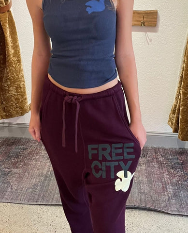 FreeCity SUPERFLUFF Pocket Lux Sweat – Eggplant - PINK ARROWS