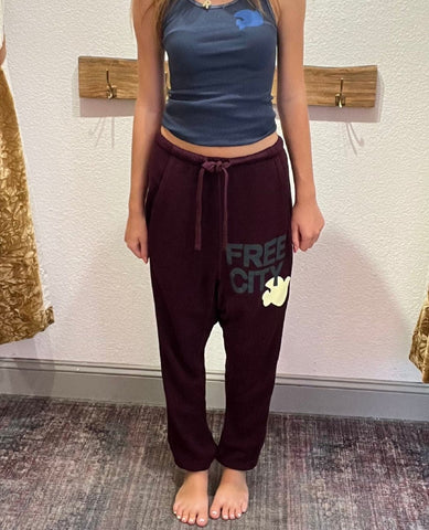 FreeCity SUPERFLUFF Pocket Lux Sweat – Eggplant - PINK ARROWS