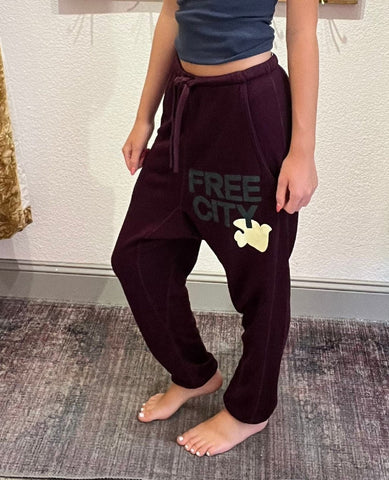 FreeCity SUPERFLUFF Pocket Lux Sweat – Eggplant - PINK ARROWS