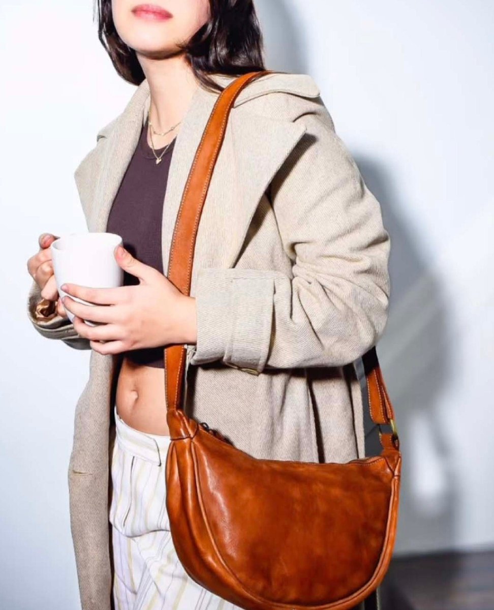 Hug Hobo Bag in Cognac - PINK ARROWS
