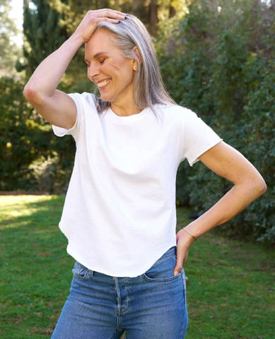 Theo Perfect White Tee - PINK ARROWS